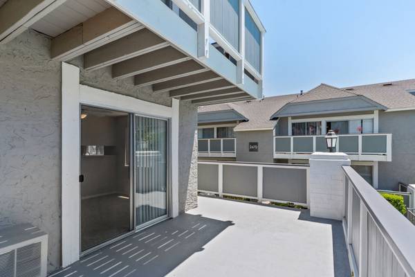 Available Now Is A Beautiful Condo Located In Campbell! photo 2