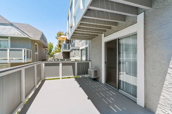 Available Now Is A Beautiful Condo Located In Campbell! photo 4