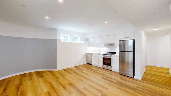Charming 2bd/1bth w/SUV Parking  Storage photo 4