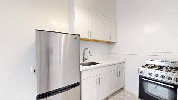 Charming 2bd/1bth w/SUV Parking  Storage photo 3