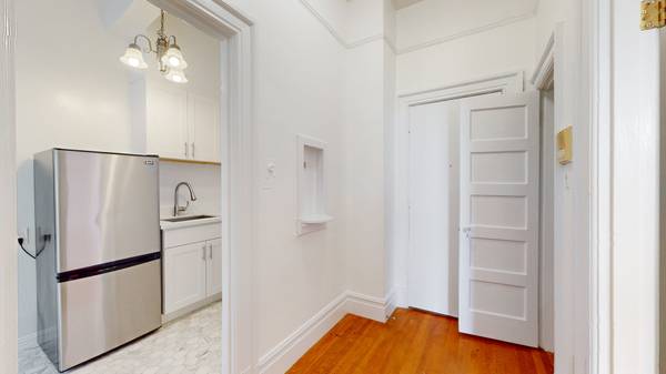 Charming 2bd/1bth w/SUV Parking  Storage photo 5