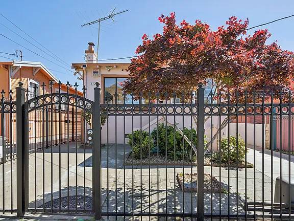 3BR/1BA Single Family House on Bartlett St · Oakland