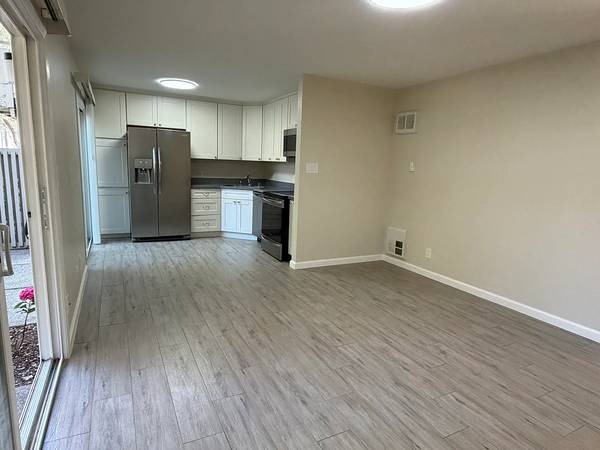 Apartments on S Rengstorff Ave · Mountain View photo 4