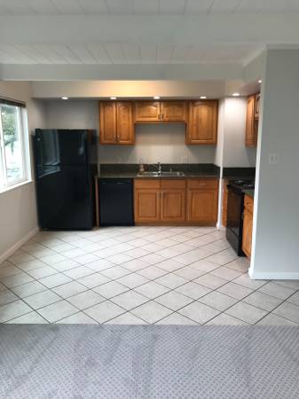 2BR/1BA Apartment on Golden Gate Avenue · Richmond photo 4