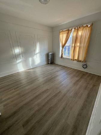 Attractive 1-bedroom, 1-bathroom Apartment Located On An Upper Floor- Move In Special---- photo 2