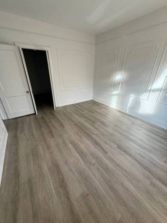 Attractive 1-bedroom, 1-bathroom Apartment Located On An Upper Floor- Move In Special---- photo 4
