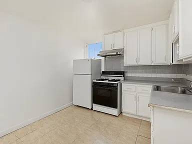 2BR/1BA Apartment on W Grand Ave · Oakland photo 3
