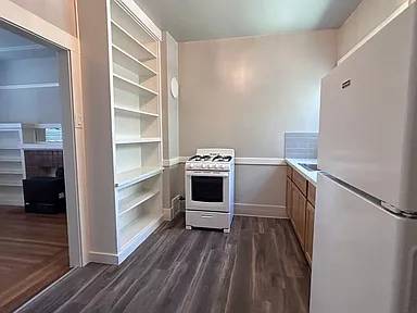 Charming 2 Bedroom House with Expansive Workshop Garage photo 2