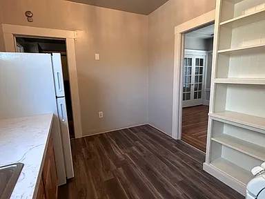 Charming 2 Bedroom House with Expansive Workshop Garage photo 3