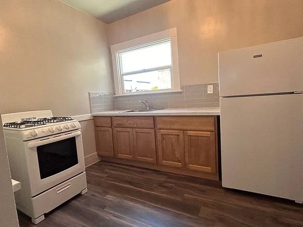 Charming 2 Bedroom House with Expansive Workshop Garage photo 4