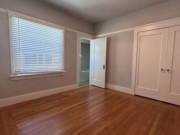 Charming 2 Bedroom House with Expansive Workshop Garage photo 5