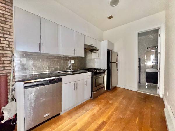 Charming 4-Bedroom 2-Bathroom Home in Santa Clara photo 2