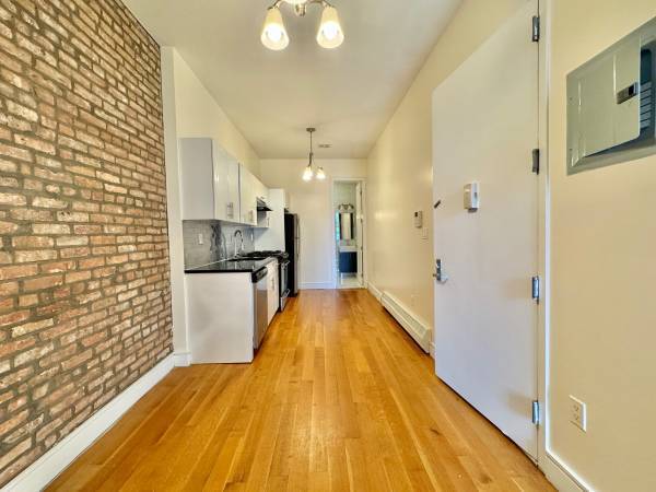 Charming 4-Bedroom 2-Bathroom Home in Santa Clara photo 4
