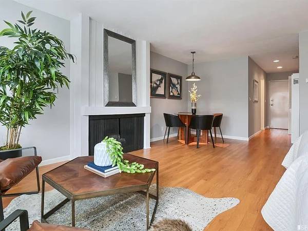 Condos on Red Rock Way · San Francisco photo 2