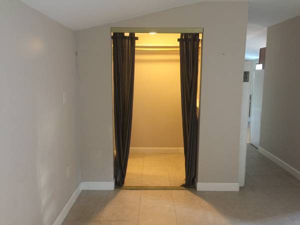 Super Cute and Updated Cottage near Downtown photo 3
