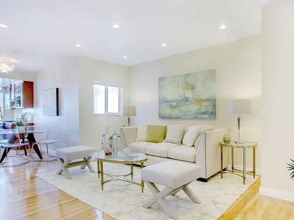 3Bed Top-floor Flat W/ Modern Sf Charm - Pet(s) Welcome photo 3