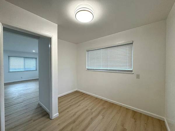 Charming 2 Bedroom House with Expansive Workshop Garage photo 2