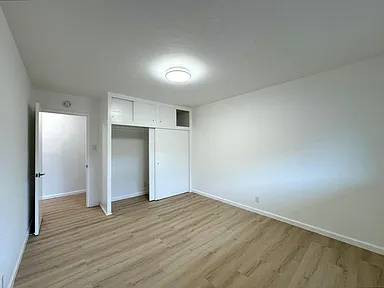 Charming 2 Bedroom House with Expansive Workshop Garage photo 3