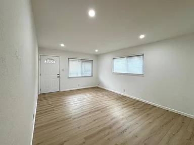 Charming 2 Bedroom House with Expansive Workshop Garage photo 4