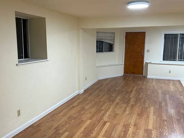 Apartments on E 25th St · Oakland photo 3