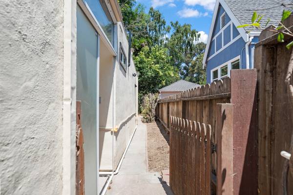 Modern Tri-level Townhouse Just ½ Mile To Bart photo 3
