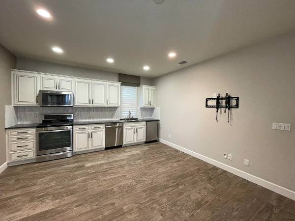 Spacious 3-Bedroom Home with Large Office and Loft photo 3