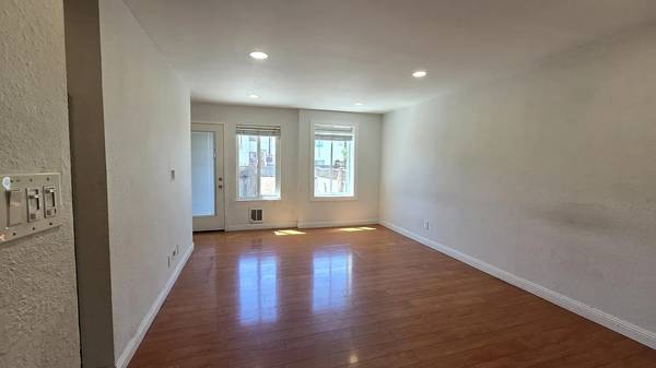 2BR/1BA Apartment on Neptune St · San Francisco photo 5