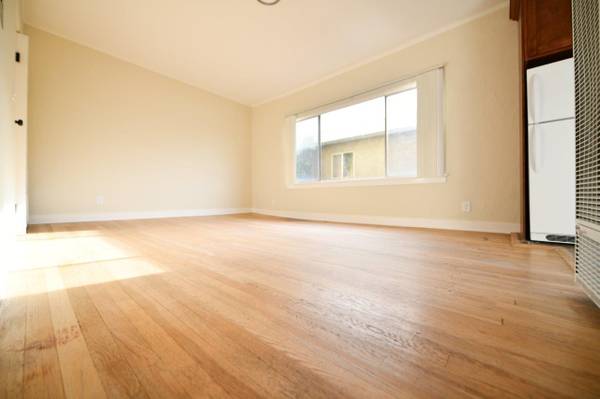 479 Merritt Ave photo 5