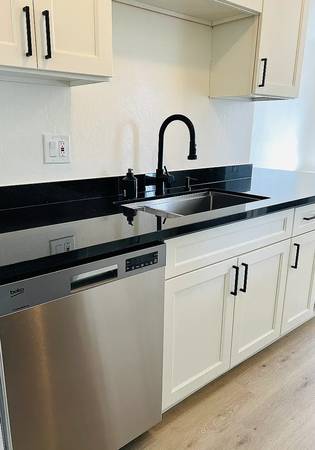 2BR/1BA Duplex on 63rd St · Oakland photo 4