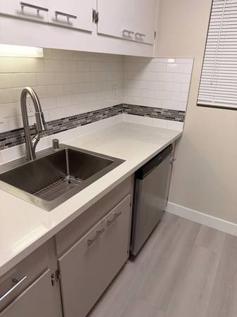 Apartments on Oak Grove Ave · Burlingame photo 2