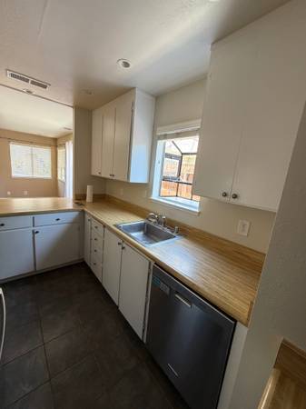 2BR/2BA Townhouse · Pleasant Hill photo 5