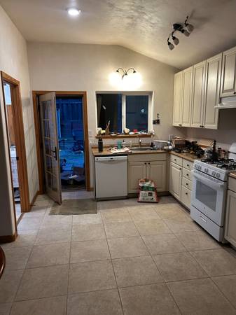 2BR/1BA Single Family House · Brookdale photo 3