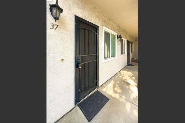 Beautifully Remodeled 2 Bedroom &amp; 1 Bath Unit In The Heart Of Concord photo 2