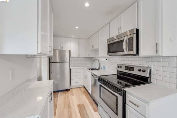 Beautifully Remodeled 2 Bedroom &amp; 1 Bath Unit In The Heart Of Concord photo 3