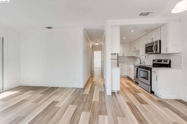 Beautifully Remodeled 2 Bedroom &amp; 1 Bath Unit In The Heart Of Concord photo 4
