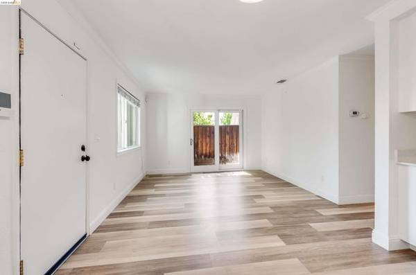 Beautifully Remodeled 2 Bedroom &amp; 1 Bath Unit In The Heart Of Concord photo 5