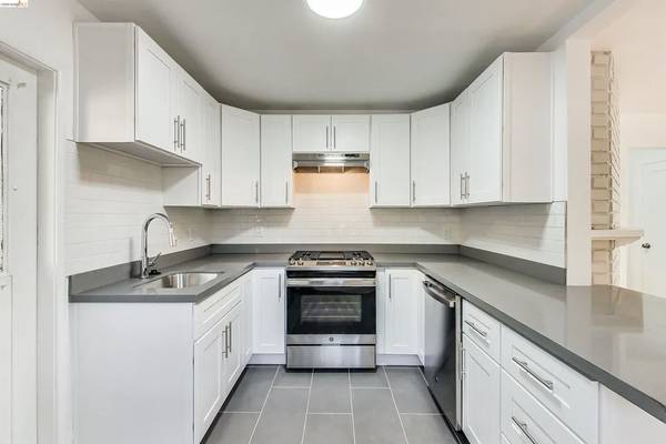 2BR/1BA Apartment on University Ave · Berkeley photo 2