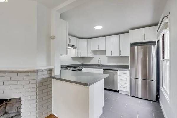 2BR/1BA Apartment on University Ave · Berkeley photo 3