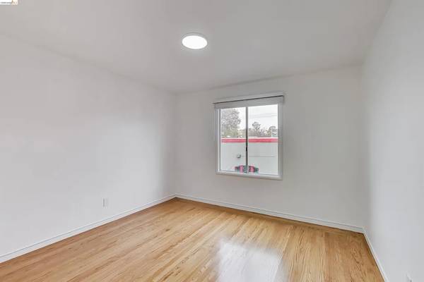 2BR/1BA Apartment on University Ave · Berkeley photo 5