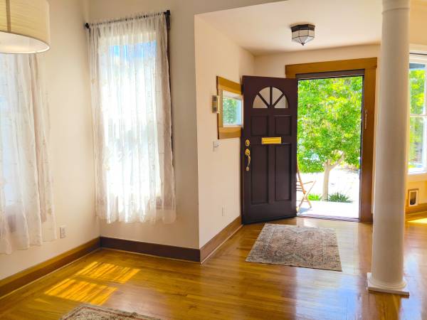3BR/2BA Duplex on Locksley Avenue · Oakland photo 2