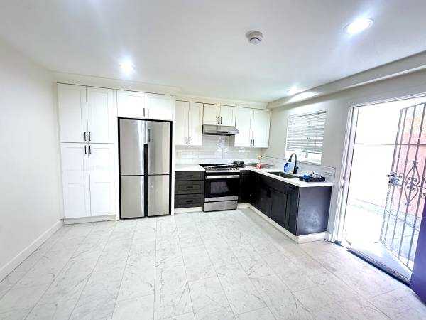 2BR/1BA Apartment · Oakland photo 3