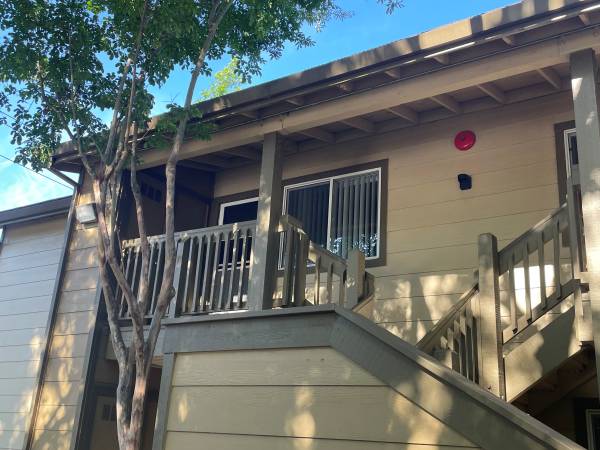 2BR/1BA Apartment on S Land Park Drive · Sacramento photo 2