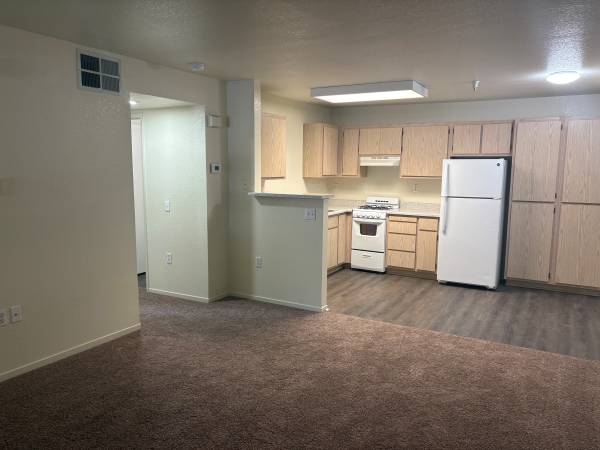 2BR/1BA Apartment on S Land Park Drive · Sacramento photo 3