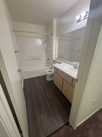 2BR/1BA Apartment on S Land Park Drive · Sacramento photo 5