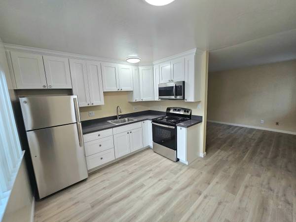 Welcome To Our Charming 2/1 Bathroom Townhouse Style Apartment photo 3