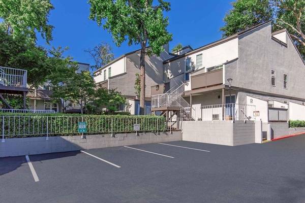 Beautiful Upgraded Townhome: 1,676 Sqft, 2-car Garage + Iron Horse Trail Access photo 3