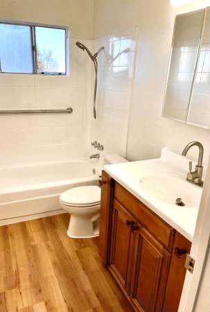 2BR/1BA Apartment · Oakland photo 4