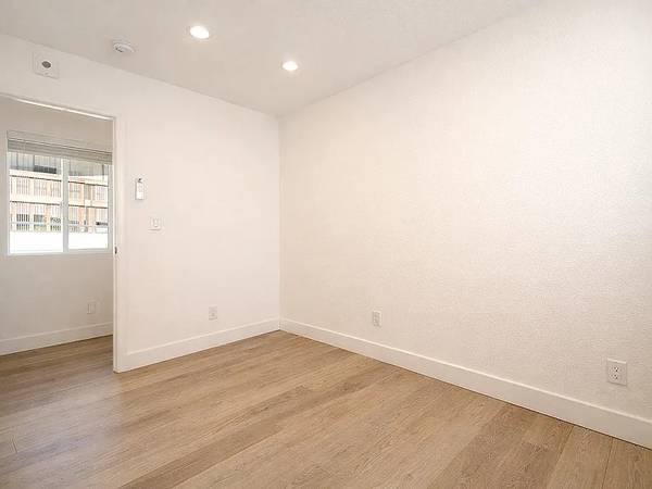 1803 Oxford St photo 4