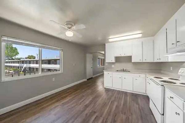 Garden Court Apartments photo 5