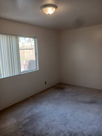 2BR/1BA Apartment · Oakland photo 5